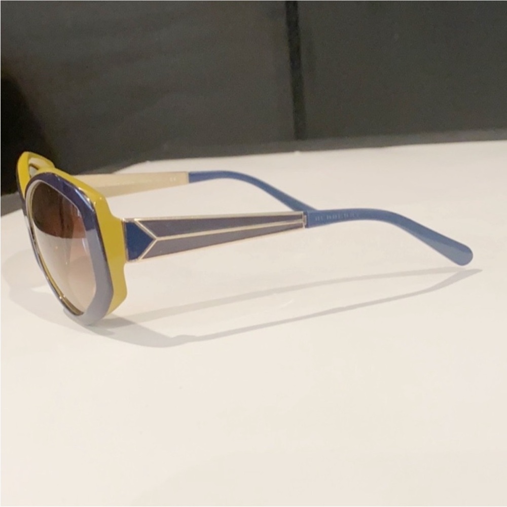 Authentic Burberry luxury designer signature large sunglasses - Picture 3 of 10